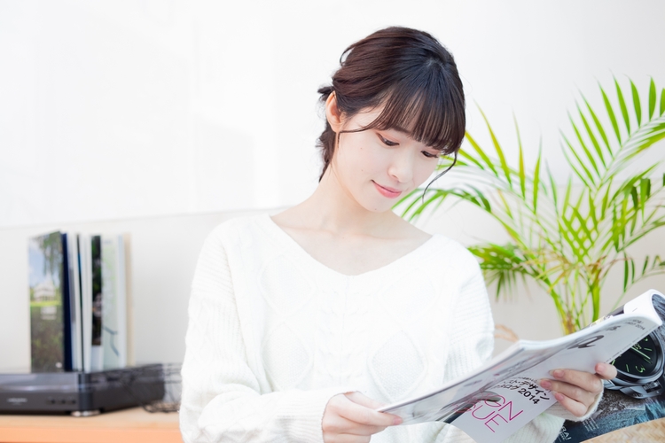 雑誌を読む女性