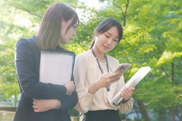 シロアリ保険が適用されるか調べる女性